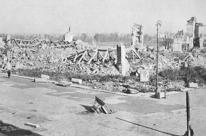 Royal Castle remains in Warsaw after 1944, taken in 1945.