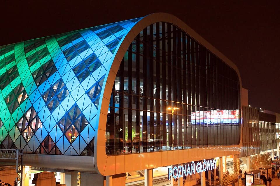 Poznań Główny at night